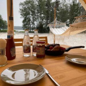 Jídlo v aparthotelu nebo okolí