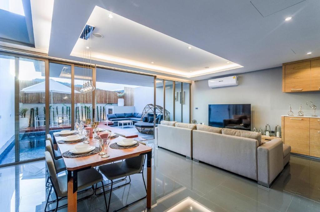 TV a/nebo společenská místnost v ubytování Luxury Pool Villa in Chalong
