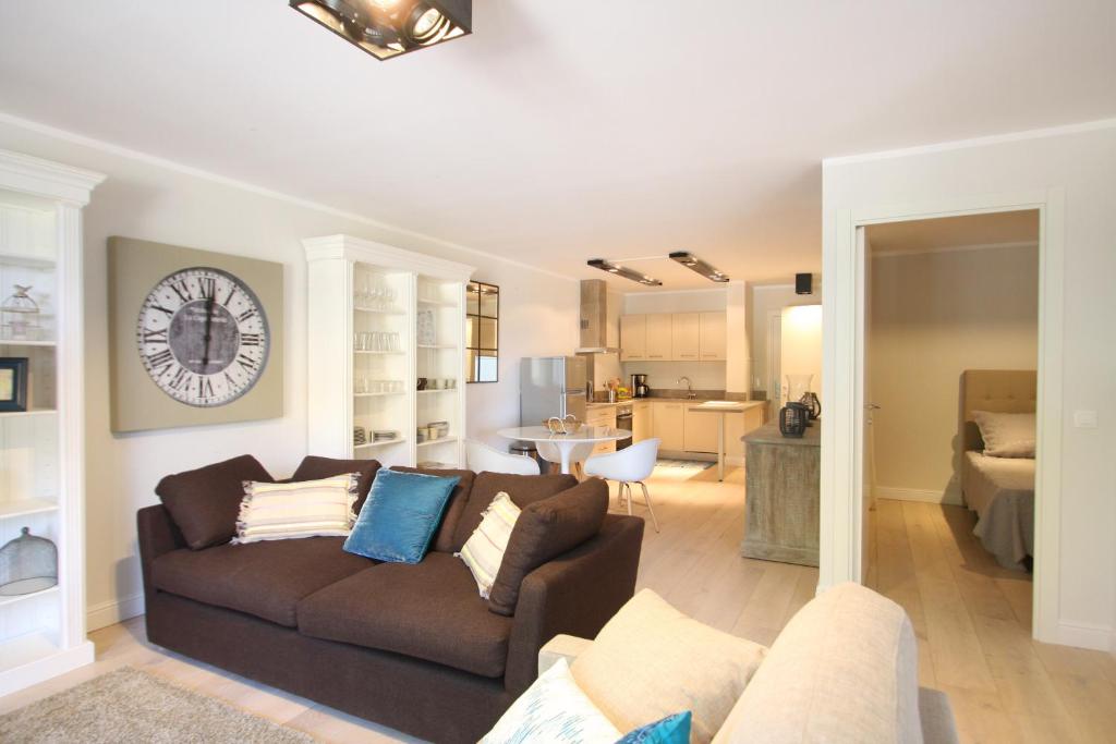 un salon avec un canapé et une salle à manger dans l'établissement CALVI Centre ville Vue Mer au Calme, à Calvi