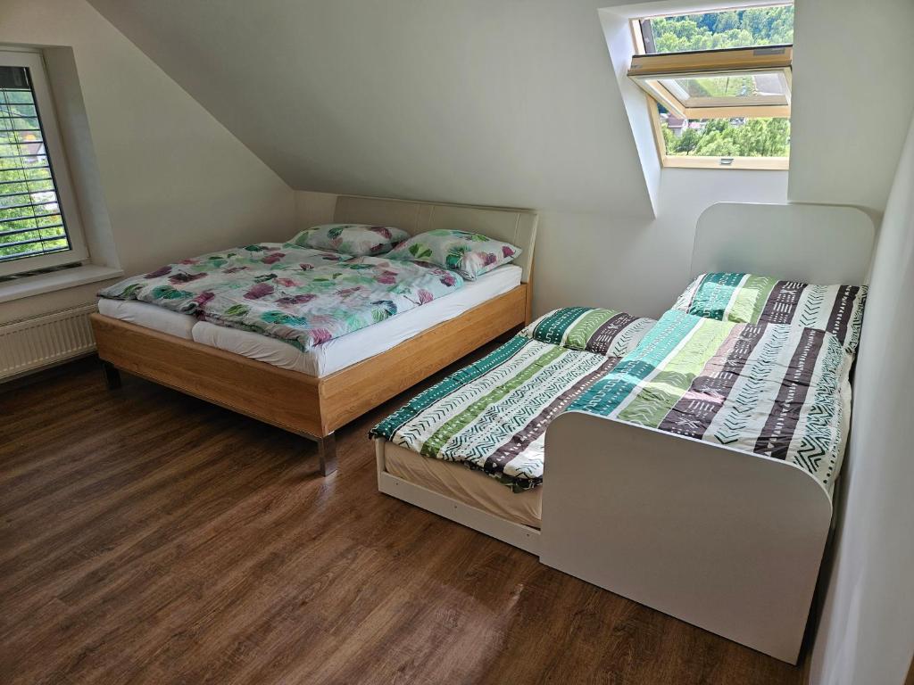 Postel nebo postele na pokoji v ubytování Podkrovní apartmán Karlovice