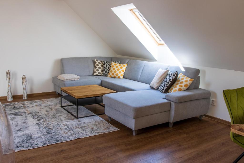 Posezení v ubytování Podkrovní apartmán Karlovice