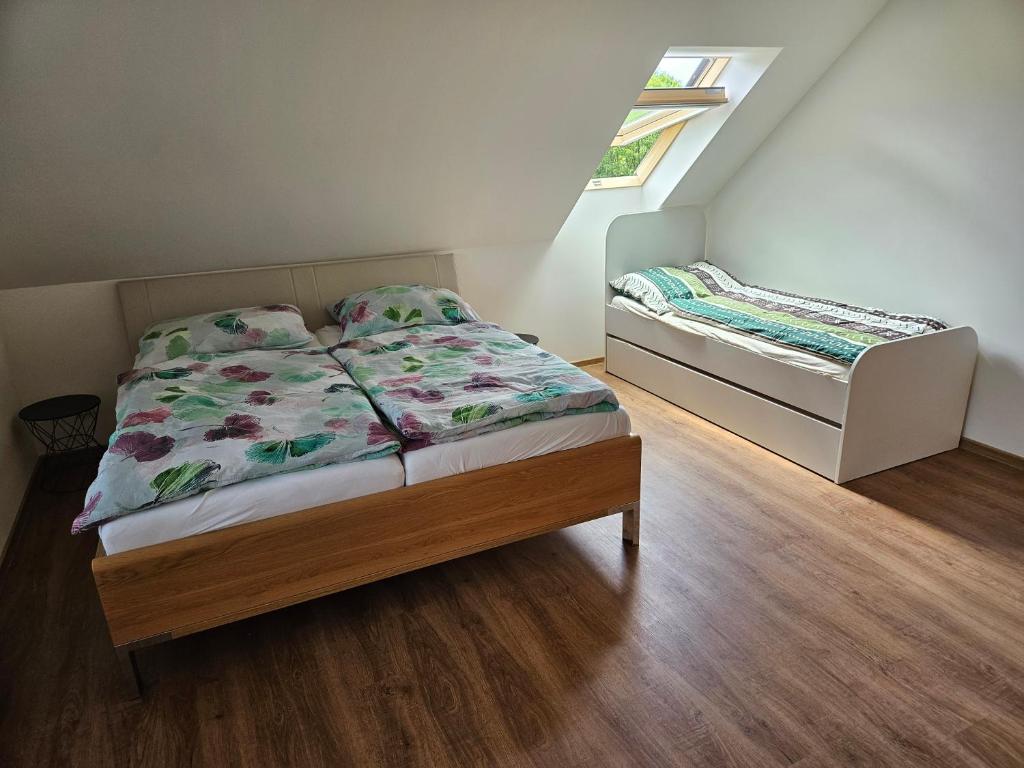Postel nebo postele na pokoji v ubytování Podkrovní apartmán Karlovice