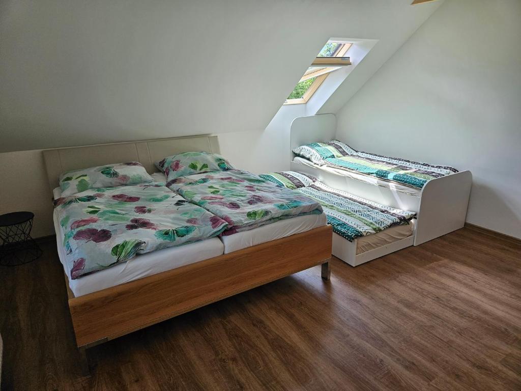 Postel nebo postele na pokoji v ubytování Podkrovní apartmán Karlovice