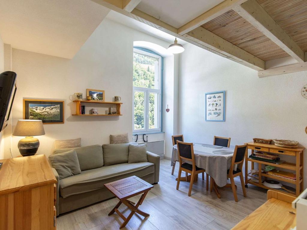 un salon avec un canapé et une table dans l'établissement Appartement cosy 5 pers avec mezzanine et équipements à Barèges - FR-1-403-49, à Barèges