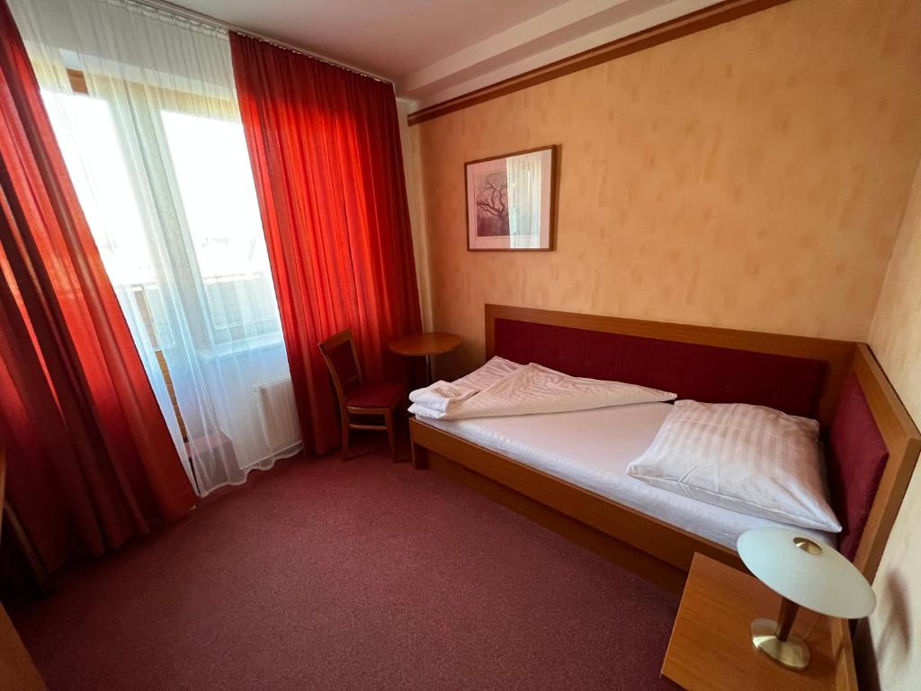 Postel nebo postele na pokoji v ubytování YURA hotel Čeladná BAZÉN A SAUNY ZDARMA