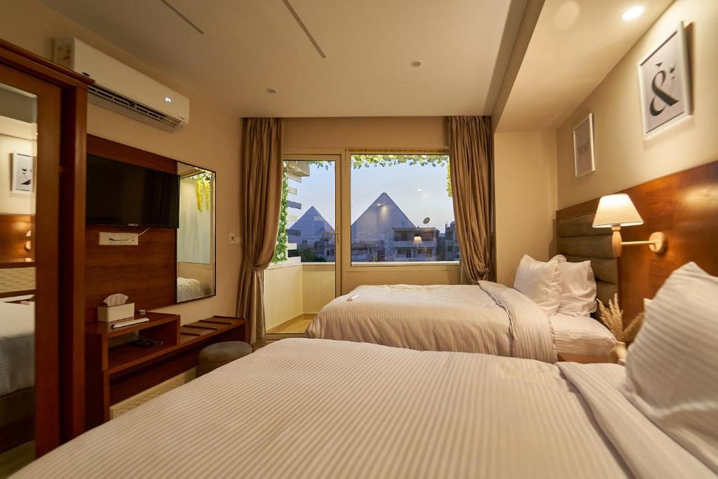 سرير أو أسرّة في غرفة في prestige pyramids INN