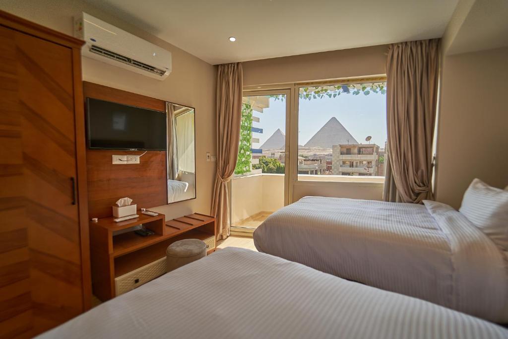 سرير أو أسرّة في غرفة في prestige pyramids INN