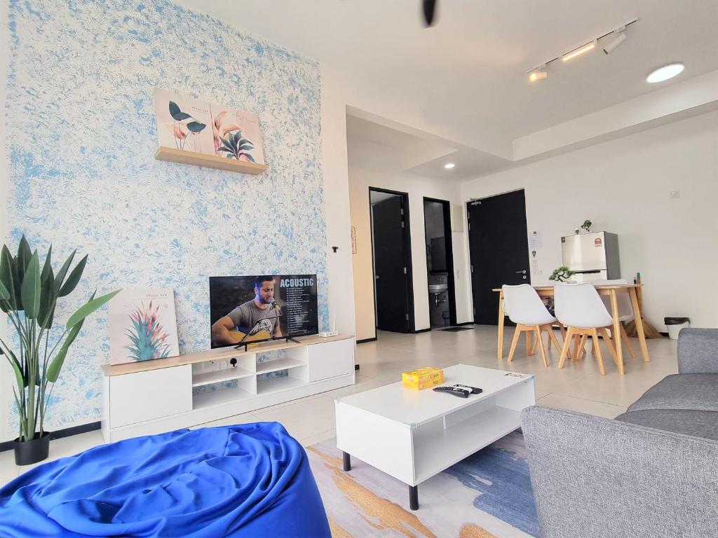 TV a/nebo společenská místnost v ubytování Cozy Minimalist Suite at Urban Suites Georgetown by SuperStay