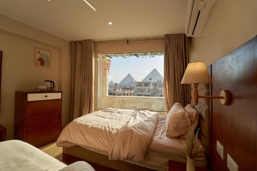 سرير أو أسرّة في غرفة في prestige pyramids INN