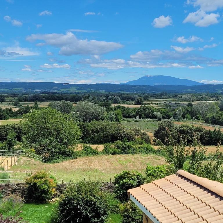 - une vue depuis le toit d'une maison dans l'établissement Maison avec terrasse proche Grignan, à Colonzelle
