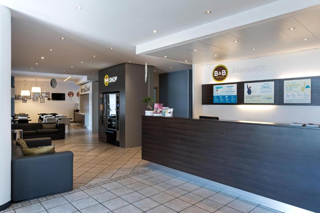 TV a/nebo společenská místnost v ubytování B&B HOTEL Bologna
