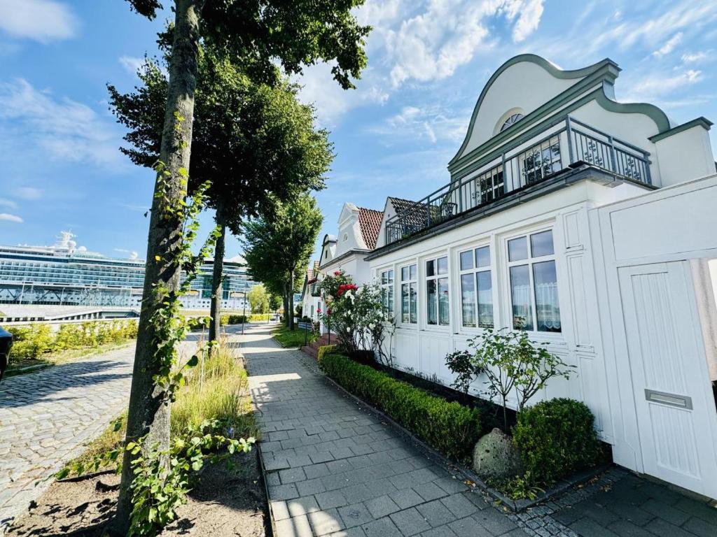 una casa blanca al costado de una calle en Haus Vier Freunde, Vincent, en Warnemünde