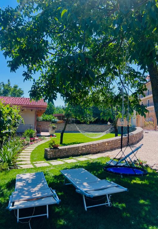 two ping pong tables in the grass under a tree at Dolce Risveglio in Agerola
