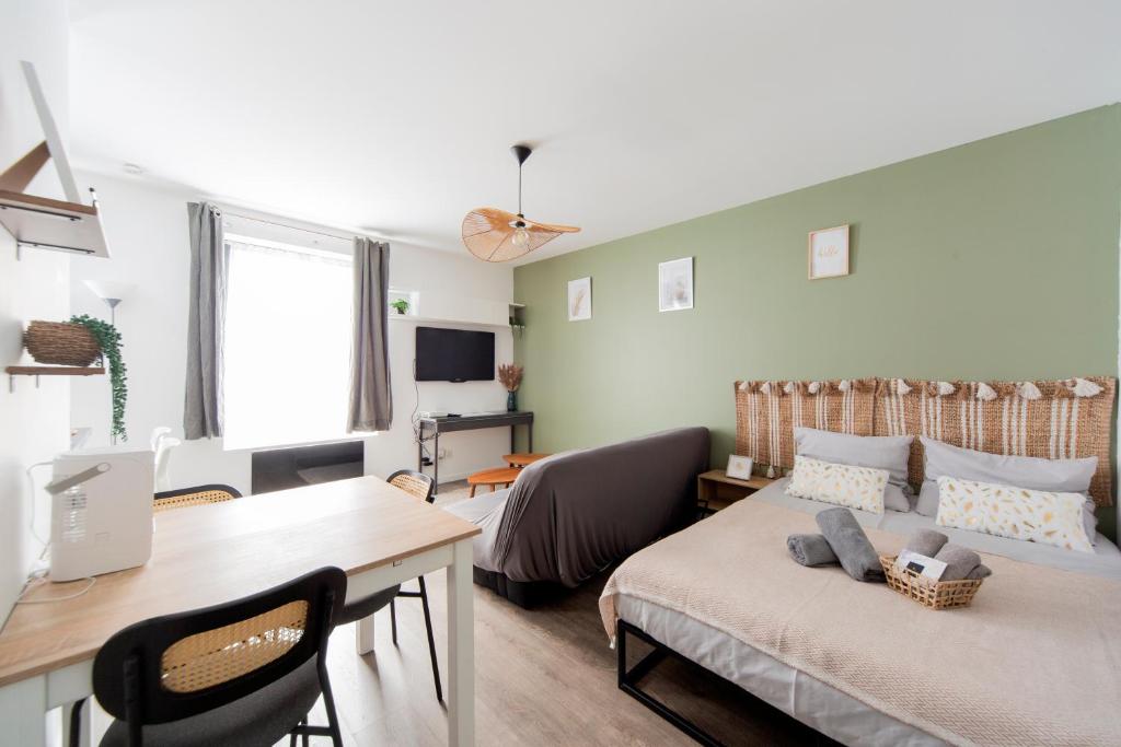 a small room with a bed and a desk and a desk at Art de recevoir - L'Écrin de Margnolles - Croix Rousse - Métro C-Cuire in Caluire-et-Cuire