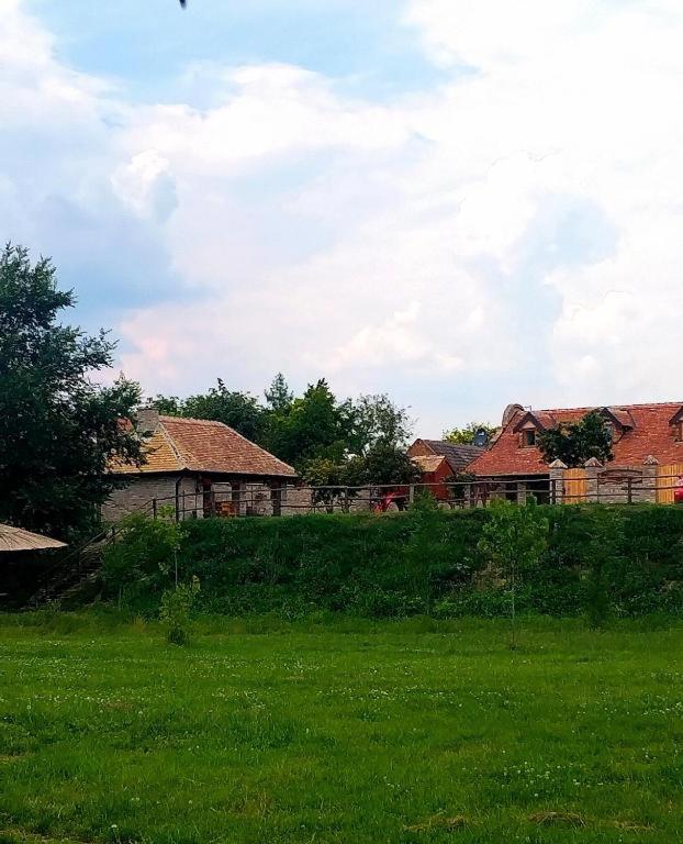 Budova, kde se chata nachází