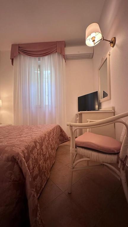Uma TV ou centro de entretenimento em Hotel Terranova