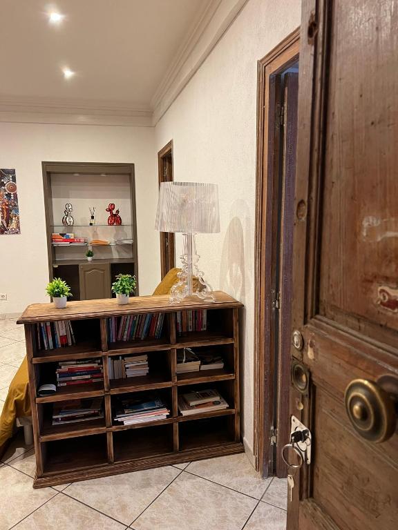 une chambre avec une table et une lampe. dans l'établissement Côté Boulevard, à Bastia