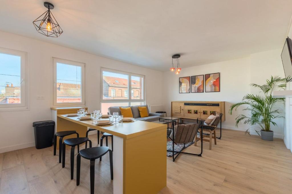 une cuisine et un salon avec une table et des chaises dans l'établissement 3 bedroom apartment near CHU and city center, à Lille