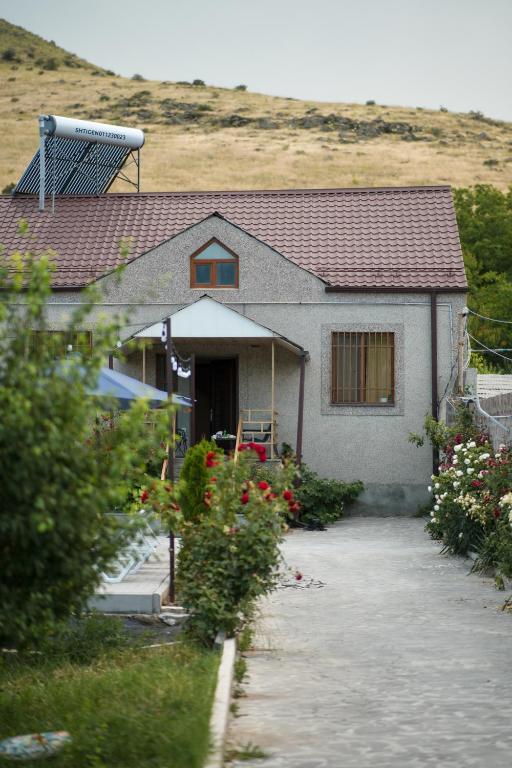 a house with a pathway leading to it at TN Guest House in Nor Geghi