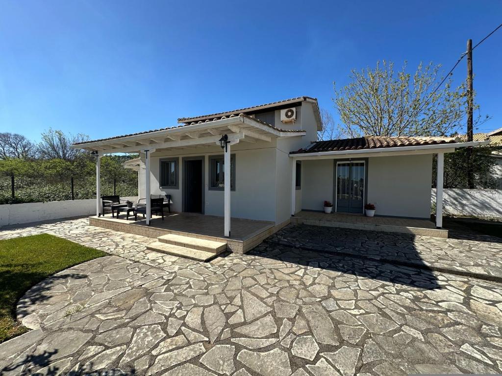 Casa blanca pequeña con patio de piedra en Casa Mare Agios Ioannis Lefkada, en Lefkada