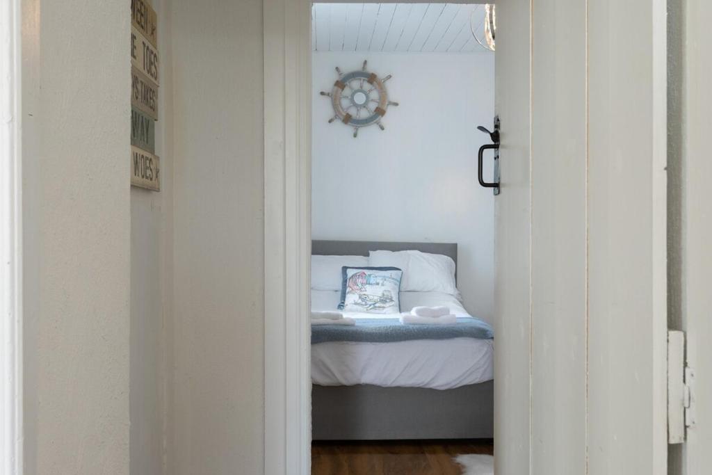 Postel nebo postele na pokoji v ubytování Holland House No1