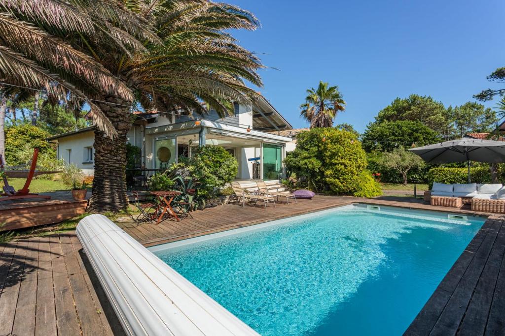 une piscine devant une maison dans l'établissement Villa Atolla - Welkeys, à Capbreton