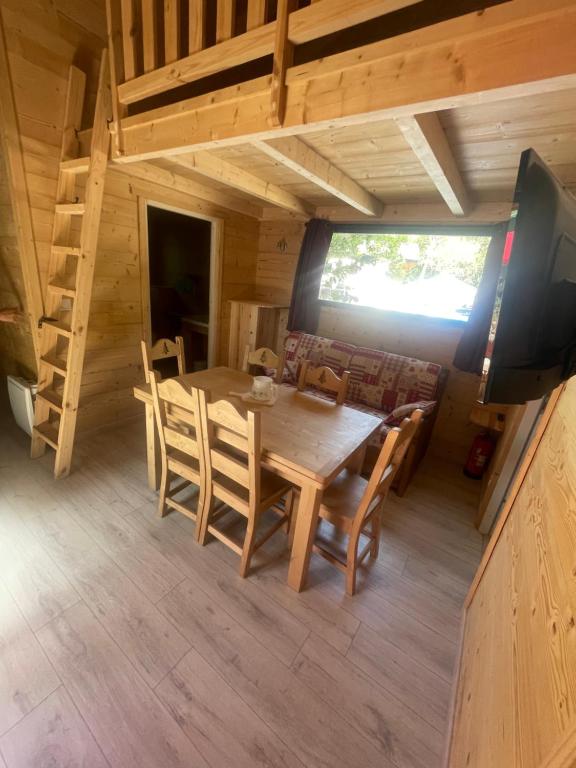 TV a/nebo společenská místnost v ubytování Camping L'Enclave mobil-home