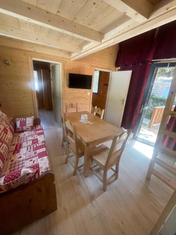 TV a/nebo společenská místnost v ubytování Camping L'Enclave mobil-home