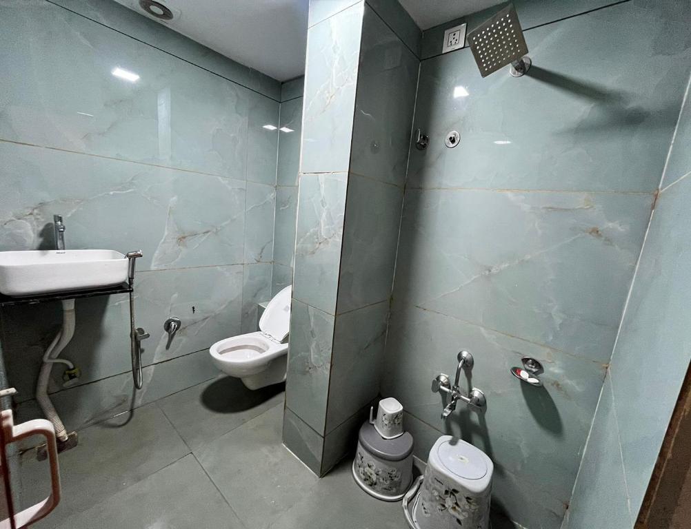 Koupelna v ubytování Hotel The Grand Near Maninagar Railway Station Ahmedabad