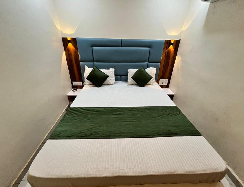 Postel nebo postele na pokoji v ubytování Hotel The Grand Near Maninagar Railway Station Ahmedabad