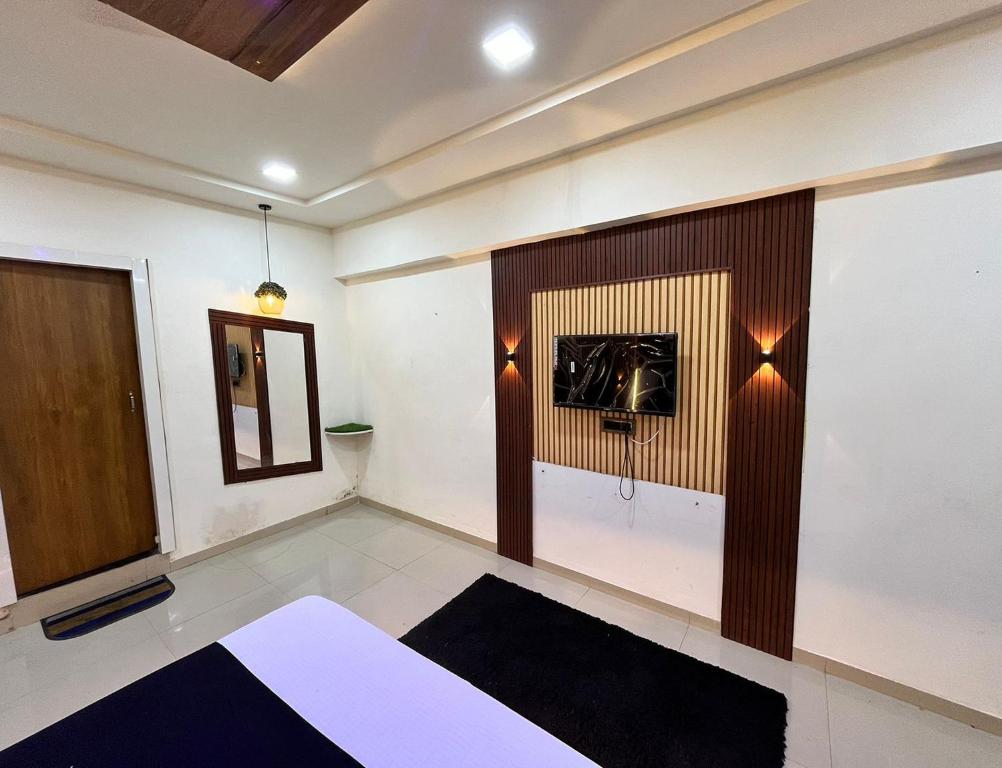 Postel nebo postele na pokoji v ubytování Hotel The Grand Near Maninagar Railway Station Ahmedabad
