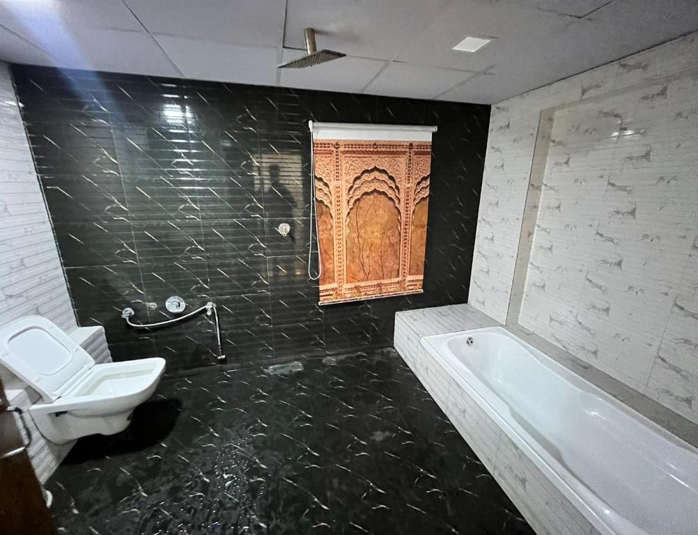 Koupelna v ubytování Hotel The Grand Near Maninagar Railway Station Ahmedabad