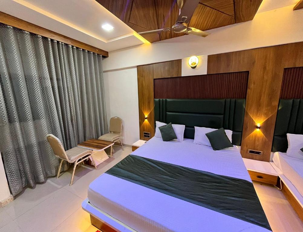 Postel nebo postele na pokoji v ubytování Hotel The Grand Near Maninagar Railway Station Ahmedabad