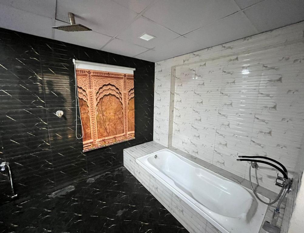 Koupelna v ubytování Hotel The Grand Near Maninagar Railway Station Ahmedabad