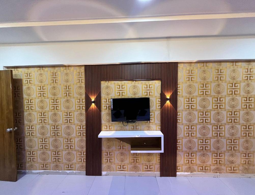 TV a/nebo společenská místnost v ubytování Hotel The Grand Near Maninagar Railway Station Ahmedabad