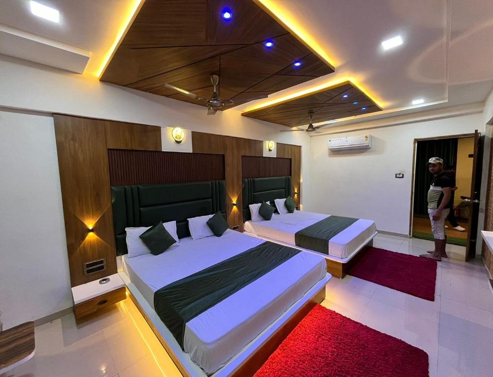 Postel nebo postele na pokoji v ubytování Hotel The Grand Near Maninagar Railway Station Ahmedabad