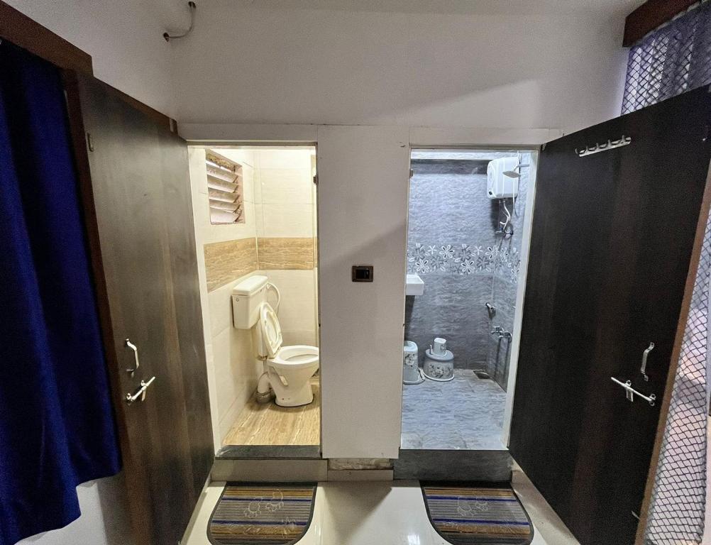 Koupelna v ubytování Hotel The Grand Near Maninagar Railway Station Ahmedabad