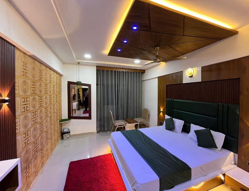 Postel nebo postele na pokoji v ubytování Hotel The Grand Near Maninagar Railway Station Ahmedabad