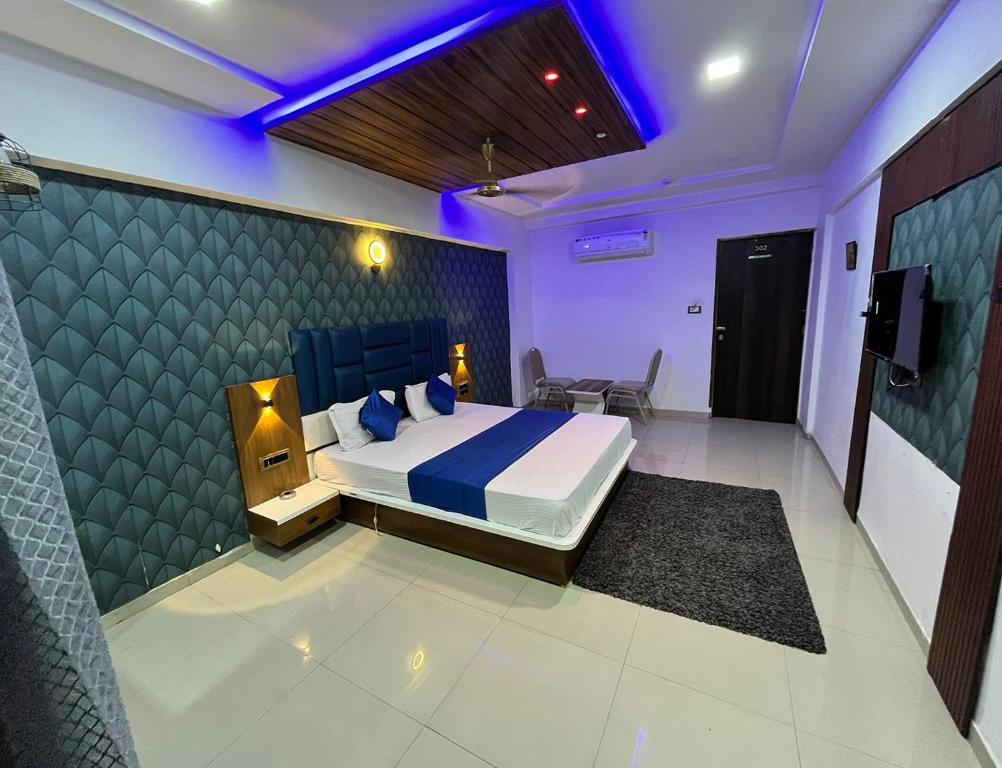 Postel nebo postele na pokoji v ubytování Hotel The Grand Near Maninagar Railway Station Ahmedabad