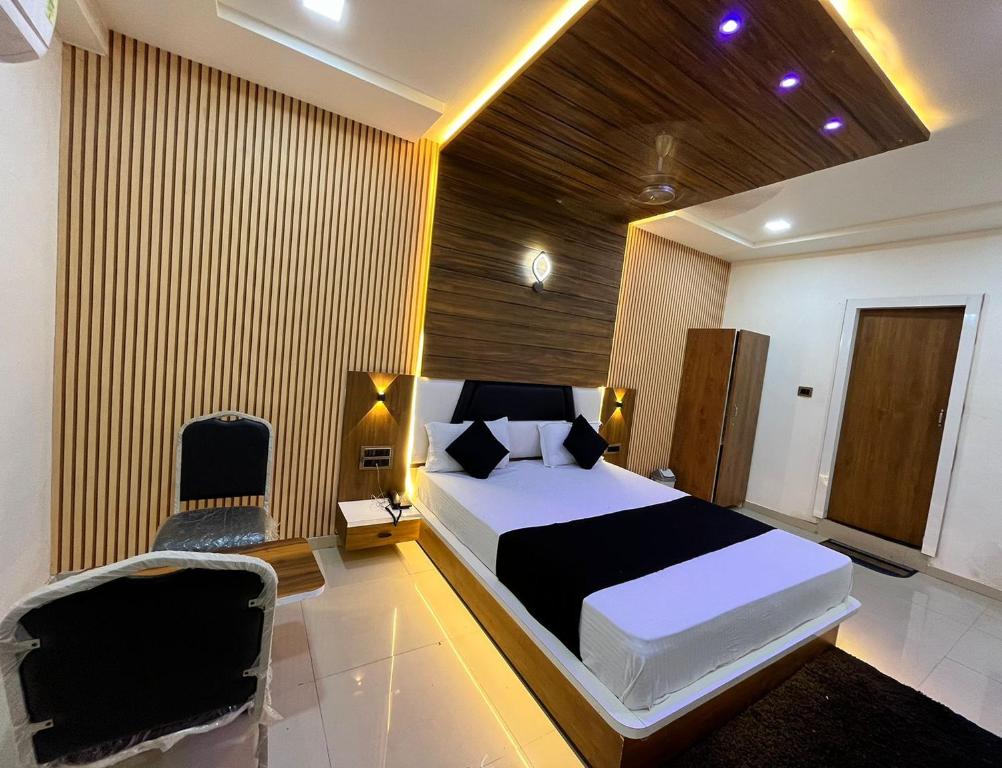 Postel nebo postele na pokoji v ubytování Hotel The Grand Near Maninagar Railway Station Ahmedabad