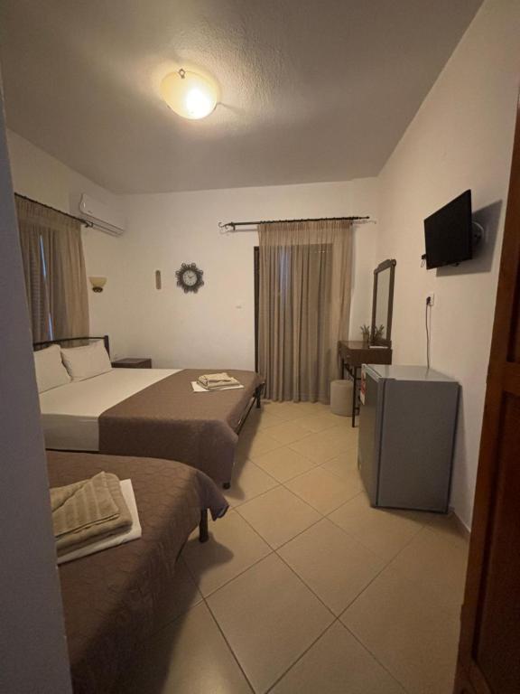TV a/nebo společenská místnost v ubytování Hotel Avra