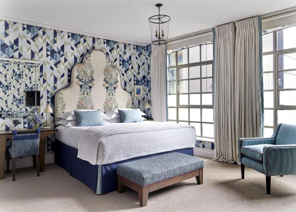 Postel nebo postele na pokoji v ubytování The Soho Hotel, Firmdale Hotels