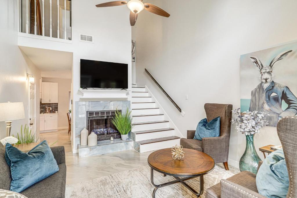 Μια τηλεόραση ή/και κέντρο ψυχαγωγίας στο Houston Retreat with Smart TVs Walk to Golf Course!