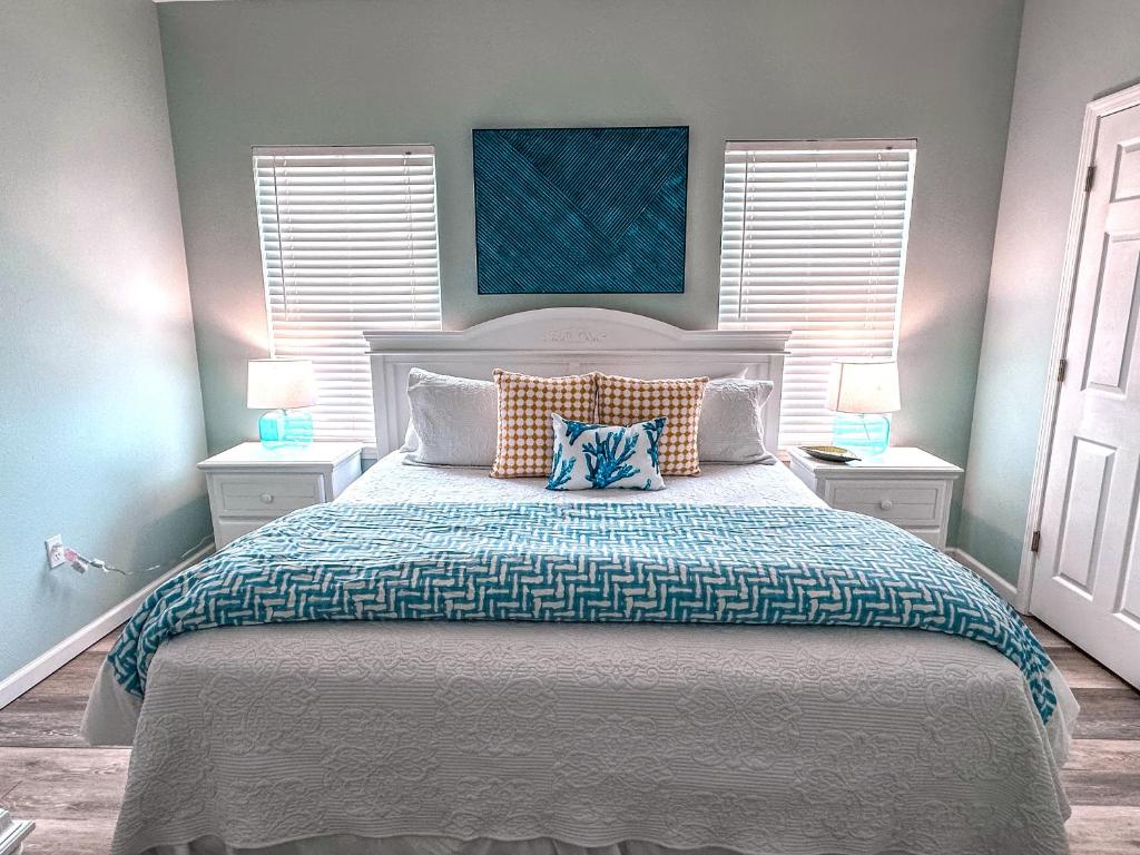 Postel nebo postele na pokoji v ubytování Eye-catching Property w/ Picturesque Coastal Views