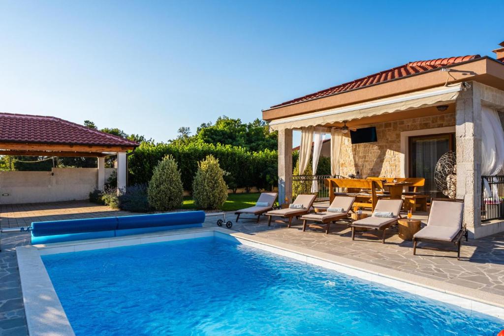 Πισίνα στο ή κοντά στο Holiday Home Beti with heated pool