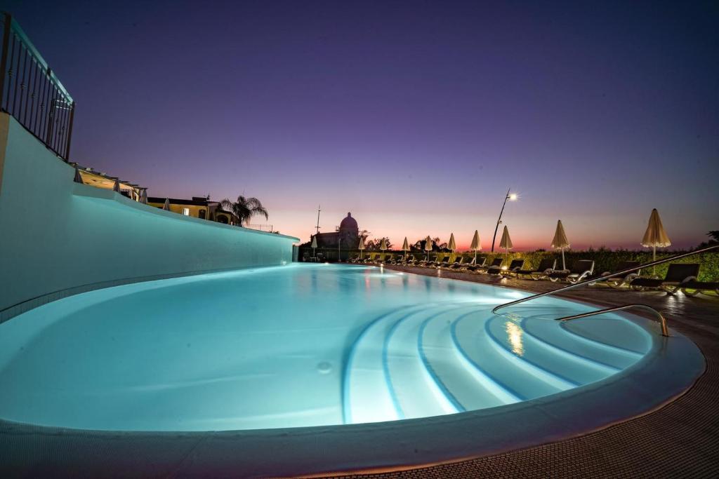 Bazén v ubytování Sentido Michelizia Tropea Resort nebo v jeho okolí