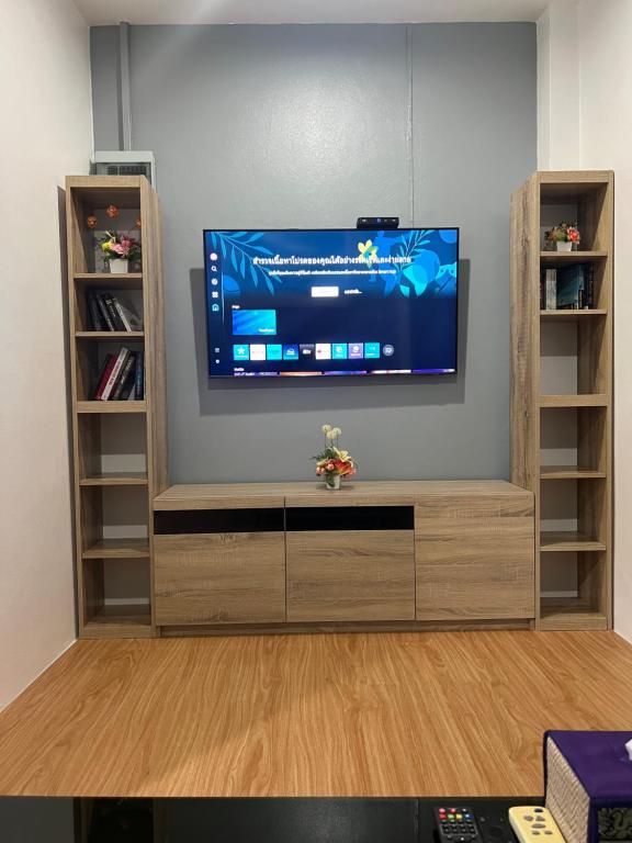 TV a/nebo společenská místnost v ubytování 65 Pradit