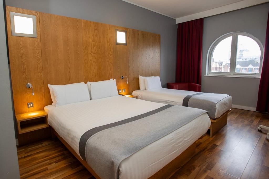 Ramada by Wyndham Belfast - Chambre Standard Avec Un Lit Double Et Un Lit Jumeau