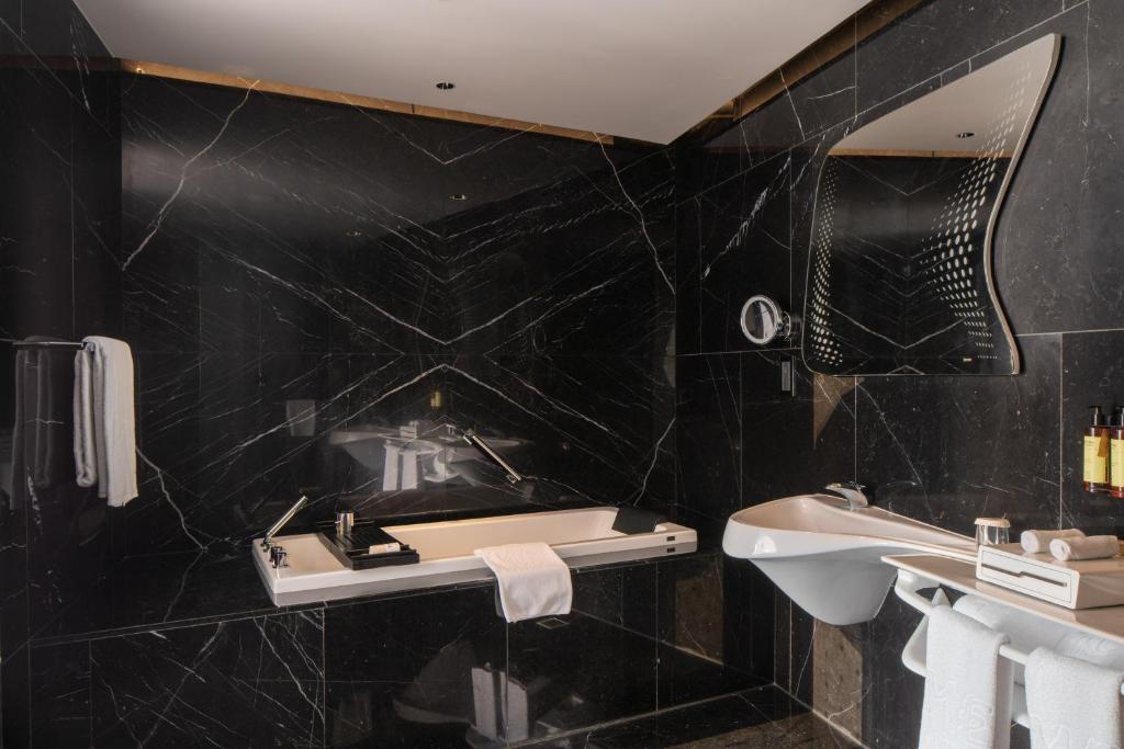 
Studio ME Suite With Jacuzzi 
