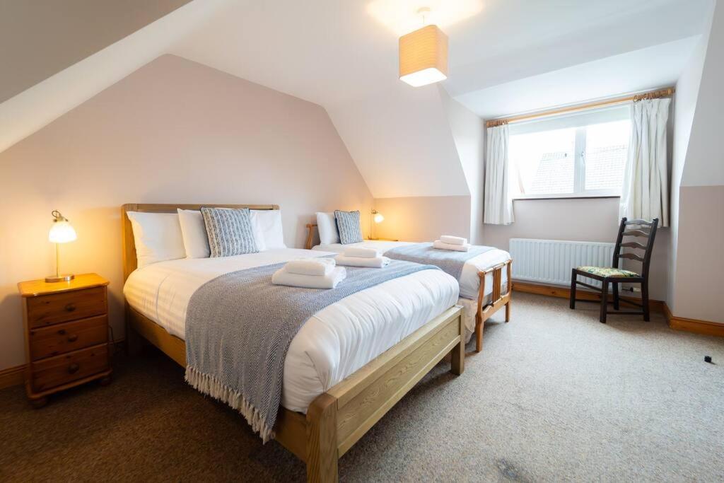 Postel nebo postele na pokoji v ubytování Dingle Harbour Hideaway
